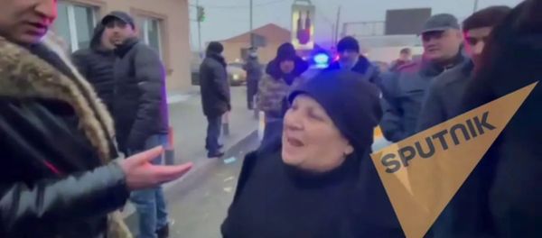 Участники протестной акции на трассе в аэропорт Участники протестной акции на трассе в аэропорт - Sputnik Армения