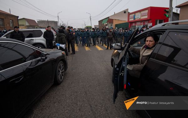 Оппозиция перекрыла дорогу в аэропорт (11 января 2021). Еревaн Оппозиция перекрыла дорогу в аэропорт (11 января 2021). Еревaн - Sputnik Армения