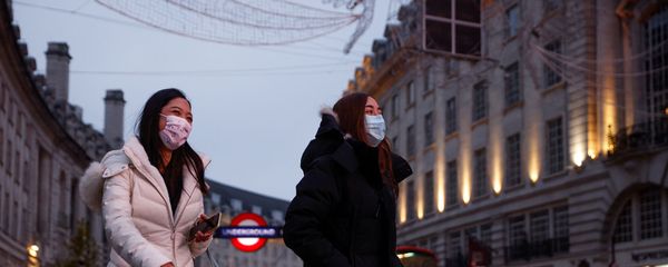 Женщины в масках переходят Риджент-стрит (8 января 2021). Лондон Женщины в масках переходят Риджент-стрит (8 января 2021). Лондон - Sputnik Армения