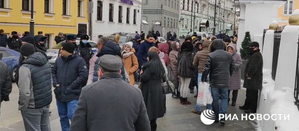 У армянского посольства в Москве собрались несколько десятков недовольных премьером Пашиняном У армянского посольства в Москве собрались несколько десятков недовольных премьером Пашиняном - Sputnik Армения