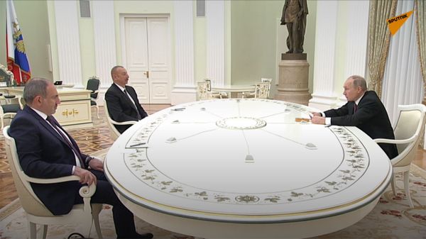 Премьер-министр Армении Никол Пашинян (слева), президент РФ Владимир Путин и президент Азербайджана Ильхам Алиев (справа) во время трёхсторонних переговоров (11 января 2021). Москва - Sputnik Армения