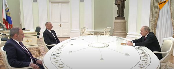 Премьер-министр Армении Никол Пашинян (слева), президент РФ Владимир Путин и президент Азербайджана Ильхам Алиев (справа) во время трёхсторонних переговоров (11 января 2021). Москва - Sputnik Արմենիա