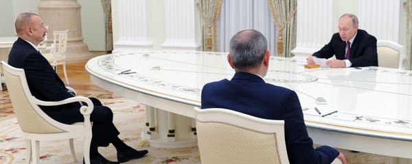 Премьер-министр Армении Никол Пашинян (на первом плане), президент РФ Владимир Путин и президент Азербайджана Ильхам Алиев (слева) во время трёхсторонних переговоров (11 января 2021). Москва Премьер-министр Армении Никол Пашинян (на первом плане), президент РФ Владимир Путин и президент Азербайджана Ильхам Алиев (слева) во время трёхсторонних переговоров (11 января 2021). Москва - Sputnik Արմենիա