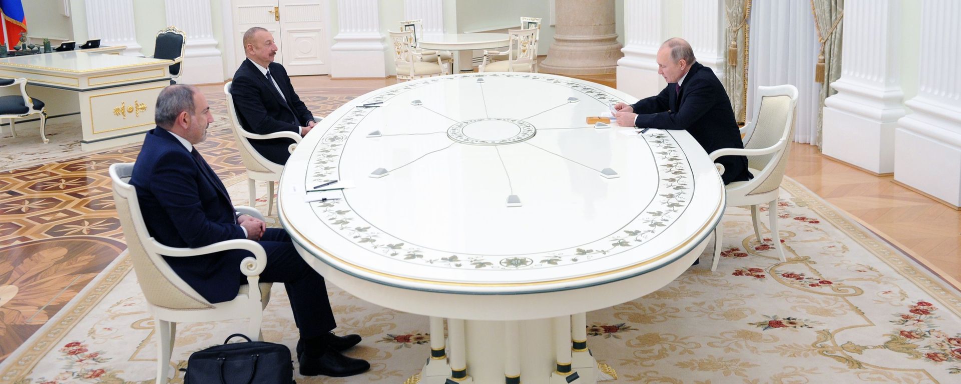 Премьер-министр Армении Никол Пашинян (слева), президент РФ Владимир Путин и президент Азербайджана Ильхам Алиев (справа) во время трёхсторонних переговоров (11 января 2021). Москва - Sputnik Армения, 1920, 23.10.2021