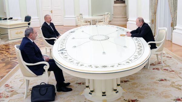 Премьер-министр Армении Никол Пашинян (слева), президент РФ Владимир Путин и президент Азербайджана Ильхам Алиев (справа) во время трёхсторонних переговоров (11 января 2021). Москва - Sputnik Армения