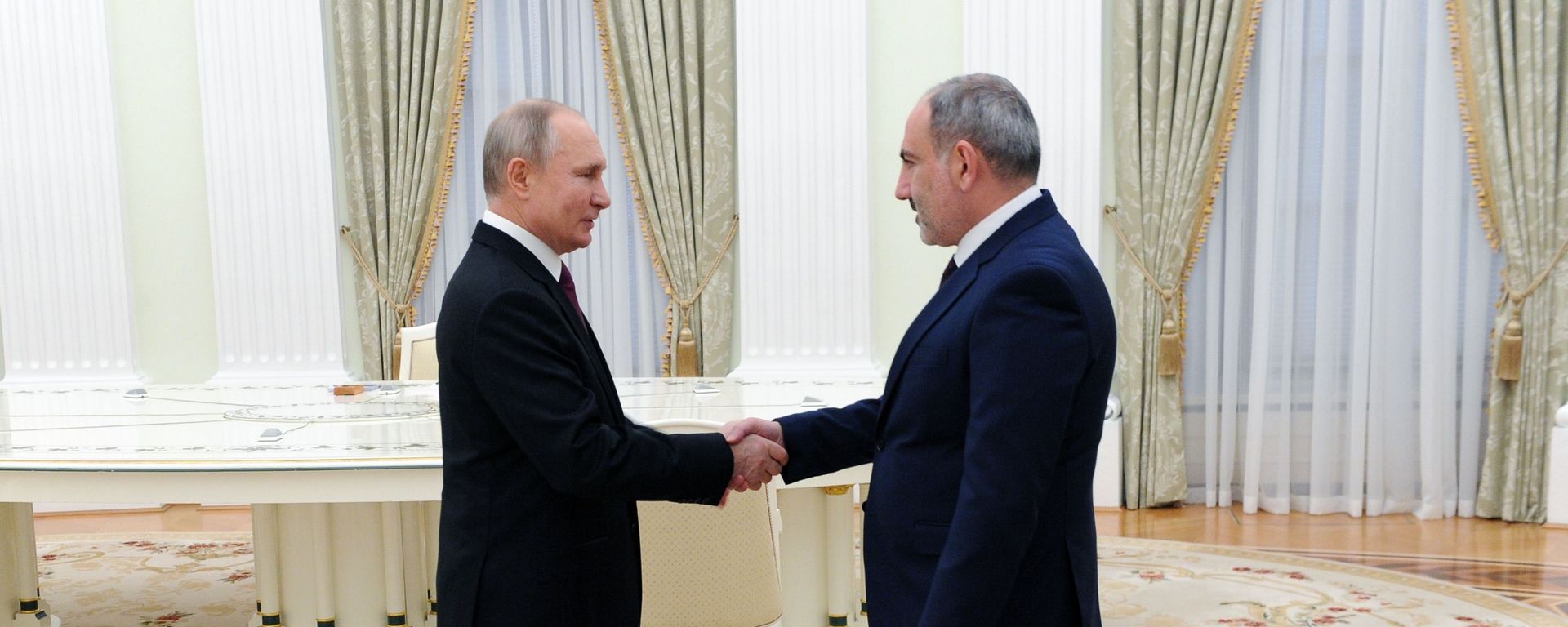 Премьер-министр Армении Никол Пашинян (справа) и президент РФ Владимир Путин перед началом трёхсторонних переговоров (11 января 2021). Москва - Sputnik Армения, 1920, 11.01.2021