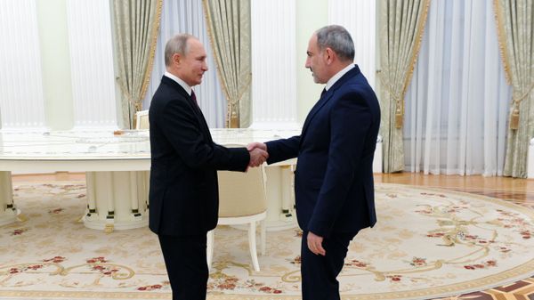 Премьер-министр Армении Никол Пашинян (справа) и президент РФ Владимир Путин перед началом трёхсторонних переговоров (11 января 2021). Москва - Sputnik Армения