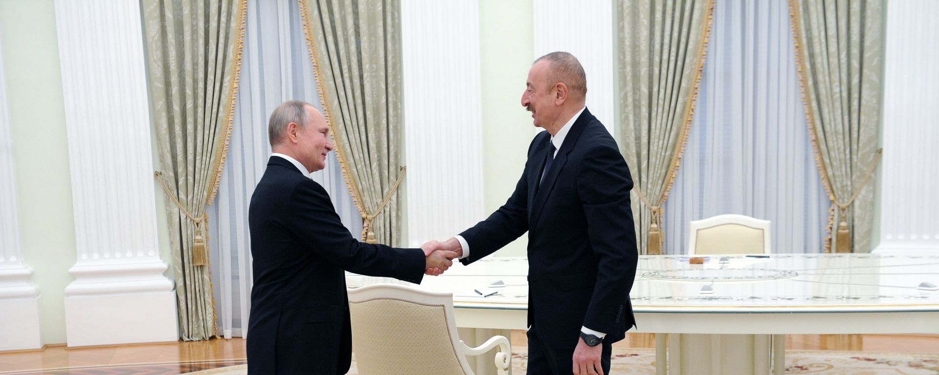 Президенты РФ и Азербайджана Владимир Путин и Ильхам Алиев (справа) перед началом трёхсторонних переговоров по поводу ситуации в Нагорном Карабахе (11 января 2021). Москва Президенты РФ и Азербайджана Владимир Путин и Ильхам Алиев (справа) перед началом трёхсторонних переговоров по поводу ситуации в Нагорном Карабахе (11 января 2021). Москва - Sputnik Արմենիա, 1920, 10.05.2021