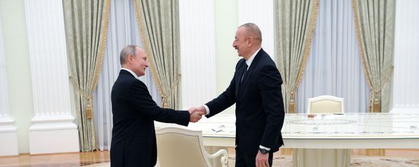 Президенты РФ и Азербайджана Владимир Путин и Ильхам Алиев (справа) перед началом трёхсторонних переговоров по поводу ситуации в Нагорном Карабахе (11 января 2021). Москва Президенты РФ и Азербайджана Владимир Путин и Ильхам Алиев (справа) перед началом трёхсторонних переговоров по поводу ситуации в Нагорном Карабахе (11 января 2021). Москва - Sputnik Արմենիա
