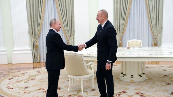 Президенты РФ и Азербайджана Владимир Путин и Ильхам Алиев (справа) перед началом трёхсторонних переговоров по поводу ситуации в Нагорном Карабахе (11 января 2021). Москва - Sputnik Արմենիա