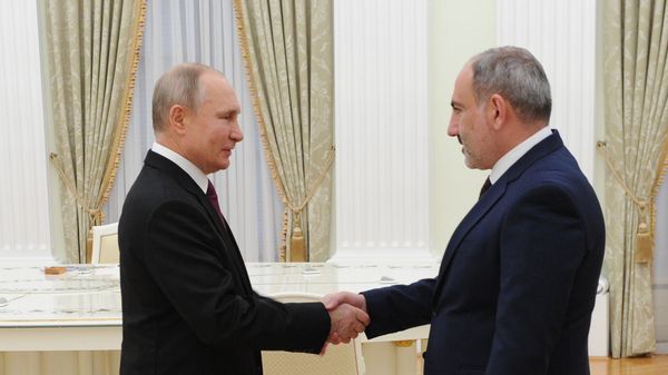 Премьер-министр Армении Никол Пашинян (справа) и президент РФ Владимир Путин перед началом трёхсторонних переговоров (11 января 2021). Москва - Sputnik Армения