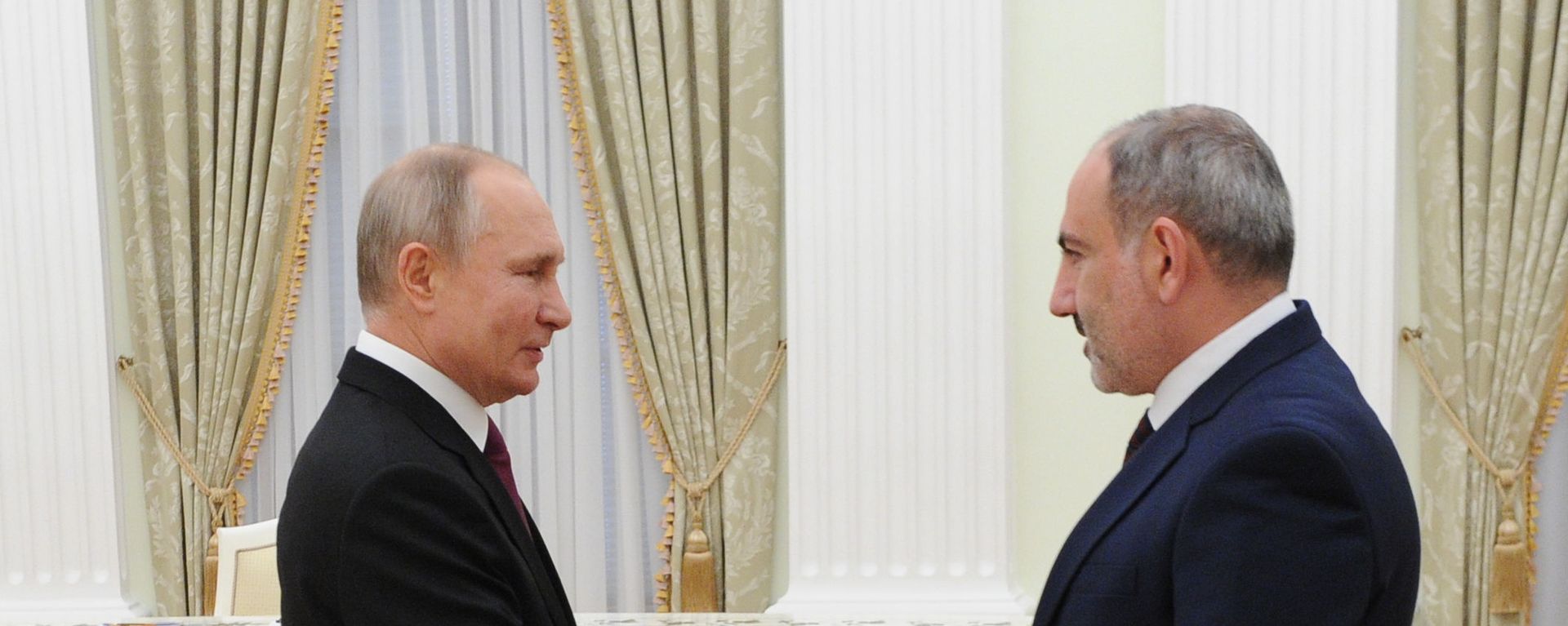 Премьер-министр Армении Никол Пашинян (справа) и президент РФ Владимир Путин перед началом трёхсторонних переговоров (11 января 2021). Москва - Sputnik Արմենիա, 1920, 07.04.2021