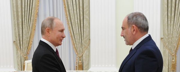 Премьер-министр Армении Никол Пашинян (справа) и президент РФ Владимир Путин перед началом трёхсторонних переговоров (11 января 2021). Москва - Sputnik Արմենիա