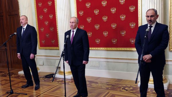 Премьер-министр Армении Никол Пашинян (справа), президент РФ Владимир Путин и президент Азербайджана Ильхам Алиев (слева) во время подведения итогов трёхсторонних переговоров (11 января 2021). Москва - Sputnik Армения