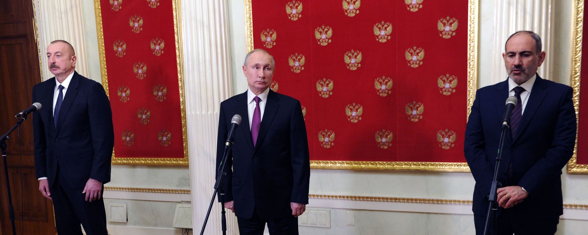 Премьер-министр Армении Никол Пашинян (справа), президент РФ Владимир Путин и президент Азербайджана Ильхам Алиев (слева) во время подведения итогов трёхсторонних переговоров (11 января 2021). Москва - Sputnik Արմենիա, 1920, 26.11.2021