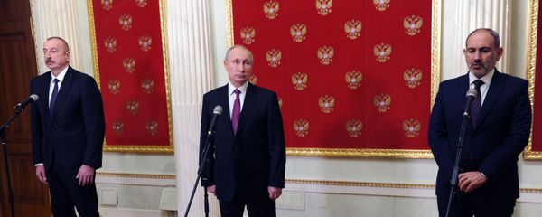 Премьер-министр Армении Никол Пашинян (справа), президент РФ Владимир Путин и президент Азербайджана Ильхам Алиев (слева) во время подведения итогов трёхсторонних переговоров (11 января 2021). Москва - Sputnik Արմենիա