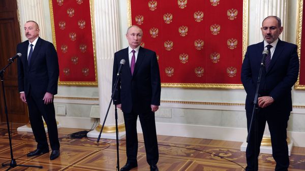 Премьер-министр Армении Никол Пашинян (справа), президент РФ Владимир Путин и президент Азербайджана Ильхам Алиев (слева) во время подведения итогов трёхсторонних переговоров (11 января 2021). Москва - Sputnik Армения