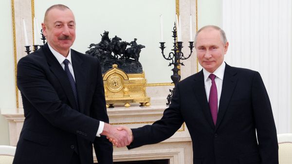Президенты РФ и Азербайджана Владимир Путин и Ильхам Алиев (слева) во время переговоров (11 января 2021). Москва - Sputnik Армения