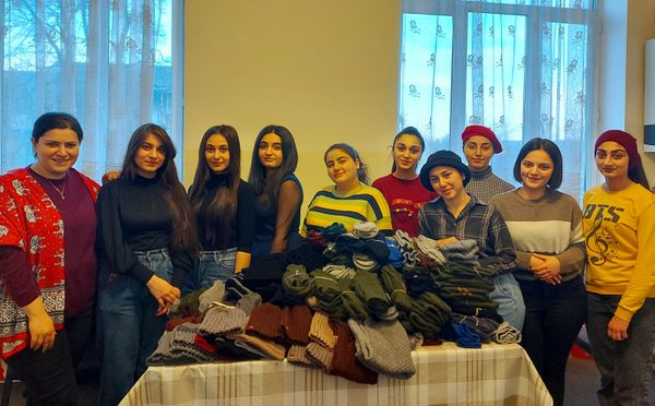 Տաք ոտքերով, սառը գլխով․ ինչպես մայրական օրհնանքները գուլպայի միջոցով սահման հասան - Sputnik Արմենիա