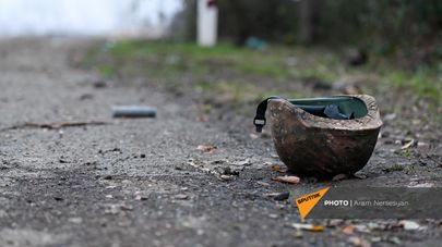 Каска на обочине дороги на подступе к Шуши после окончания военных действий (14 ноября 2020). Карабах