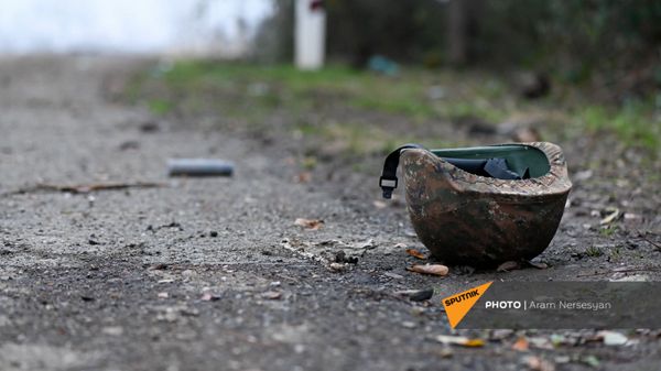 Каска на обочине дороги на подступе к Шуши после окончания военных действий (14 ноября 2020). Карабах - Sputnik Армения