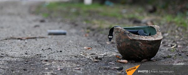 Каска на обочине дороги на подступе к Шуши после окончания военных действий (14 ноября 2020). Карабах - Sputnik Արմենիա