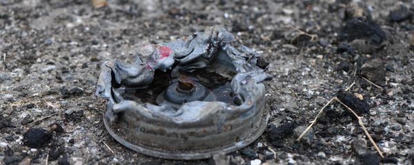 Противотанковая мина на обочине дороги на подступе к Шуши после окончания военных действий (14 ноября 2020). Карабах - Sputnik Արմենիա