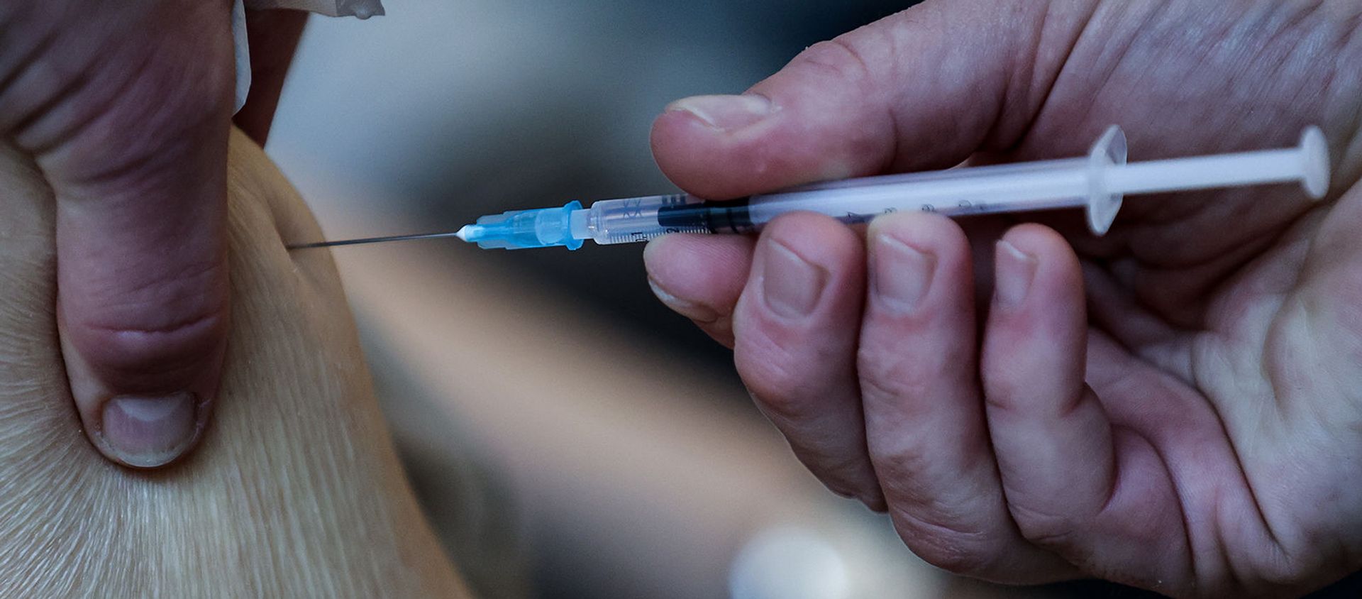 Вакцинация препаратом Pfizer-BioNTech Covid-19 от коронавируса жителя дома престарелых Christalain (14 января 2021). Брюссель - Sputnik Արմենիա, 1920, 29.07.2021