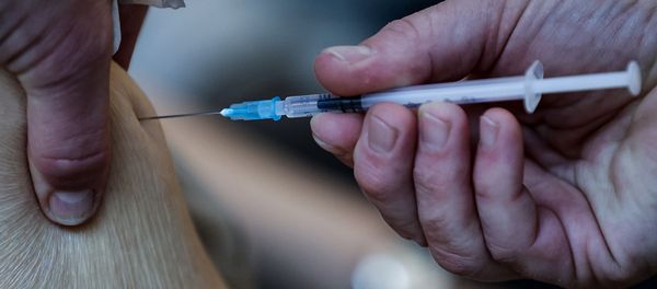 Вакцинация препаратом Pfizer-BioNTech Covid-19 от коронавируса жителя дома престарелых Christalain (14 января 2021). Брюссель - Sputnik Արմենիա