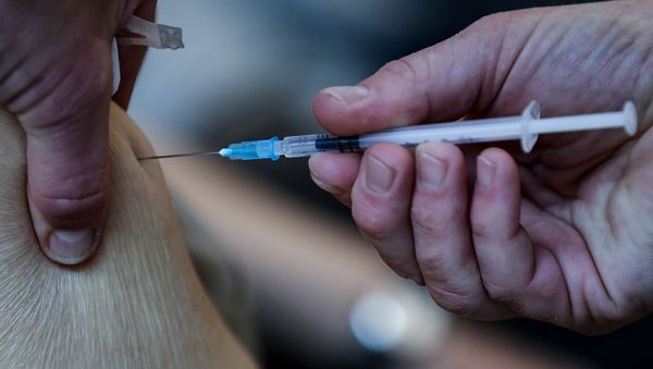Вакцинация препаратом Pfizer-BioNTech Covid-19 от коронавируса жителя дома престарелых Christalain (14 января 2021). Брюссель - Sputnik Армения