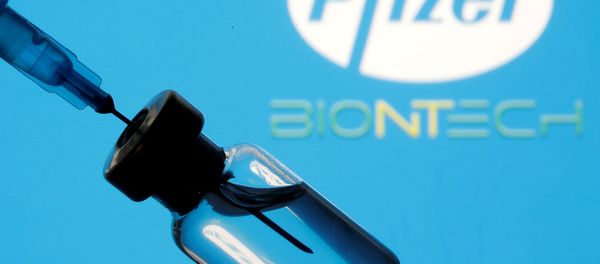 Шпиц и флакон на фоне логотипов компаний Pfizer и Biontech Шпиц и флакон на фоне логотипов компаний Pfizer и Biontech - Sputnik Армения