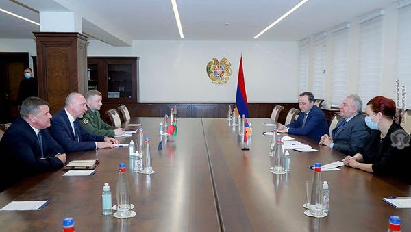 Министр обороны Вагаршак Арутюнян встретился с ЧП послом Беларуси Александром Конюком (14 января 2021). Еревaн - Sputnik Արմենիա