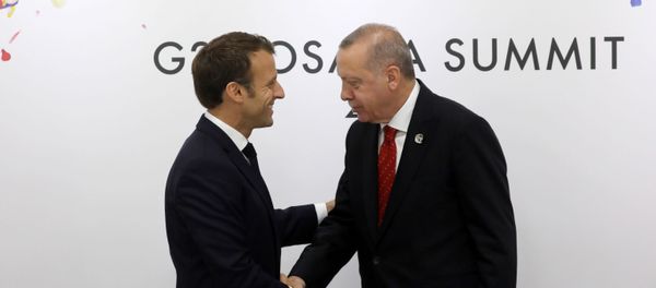 Президент Франции Эммануэль Макрон (слева) с президентом Турции Реджепом Тайипом Эрдоганом во время двусторонней встречи на полях саммита G20 (28 июня 2019). Осака - Sputnik Արմենիա