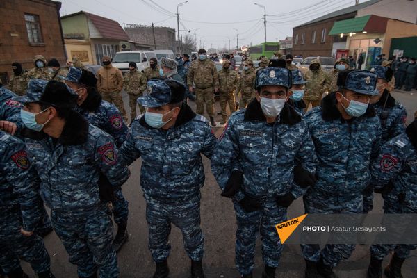 Сотрудники правоохранительных органов выстроили живую стену на дороге, ведущей в аэропорт (11 января 2021). Еревaн - Sputnik Армения