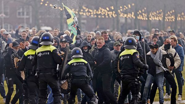 Столкновения полиции с демонстрантами во время митинга на городской площади Museumplein в Амстердаме (17 января 2021). Нидерланды - Sputnik Армения