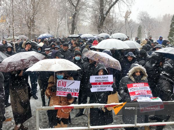 «Շուշին ծախածն ընդդեմ Շուշին ազատագրածների». բողոքի ակցիա` Քոչարյանի դատական նիստից առաջ - Sputnik Արմենիա
