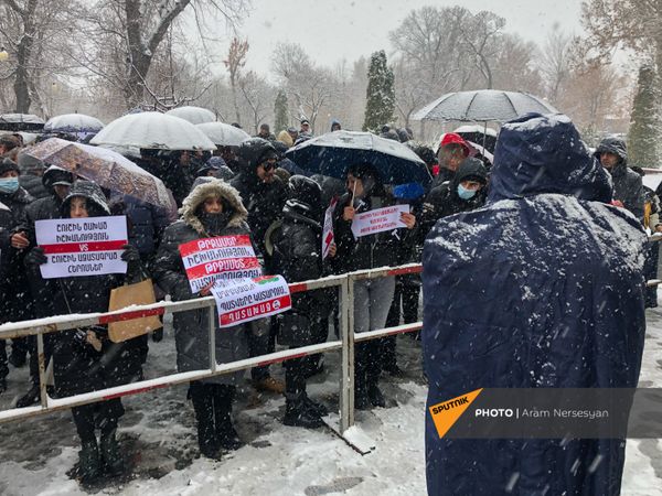 «Շուշին ծախածն ընդդեմ Շուշին ազատագրածների». բողոքի ակցիա` Քոչարյանի դատական նիստից առաջ - Sputnik Արմենիա