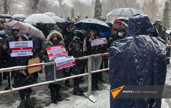 Сторонники Роберта Кочаряна перед зданием суда (19 января 2021). Еревaн - Sputnik Армения