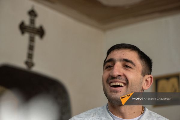 «Ռումբն ընկավ, թևերս հետ թռան...». Վարոյի տեսած իրական պատերազմն ու թևավոր երջանկությունը - Sputnik Արմենիա