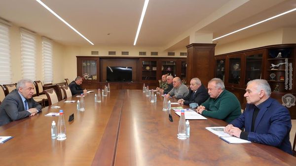 Министр обороны Вагаршак Арутюнян принял делегацию правления Союза добровольцев Еркрапа во главе с председателем правления ЕВУ Сасуном Микаеляном (19 января 2021). Еревaн - Sputnik Армения