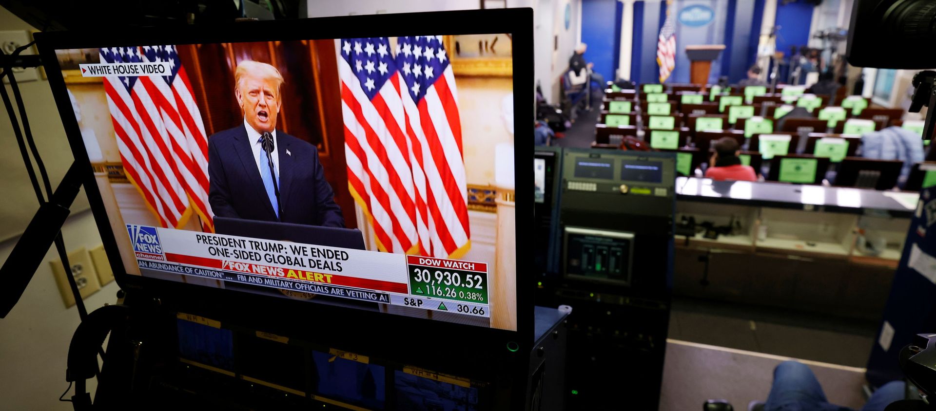 Президент США Дональд Трамп на телеэкране в последний день своего пребывания в должности в Вашингтоне - Sputnik Армения, 1920, 21.01.2021