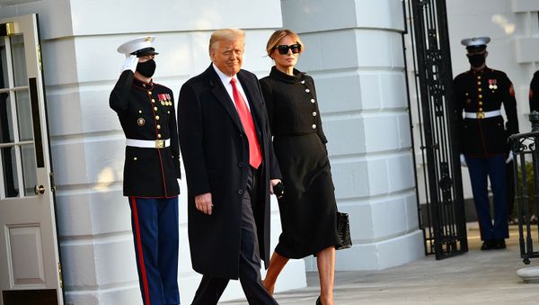 Президент США Дональд Трамп и Первая леди Мелания покидают Южную лужайку Белого дома в Вашингтоне, США - Sputnik Армения