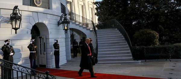 Президент США Дональд Трамп и первая леди Мелания Трамп покидают Белый дом в преддверии инаугурации Джо Байдена в Вашингтоне, США - Sputnik Армения