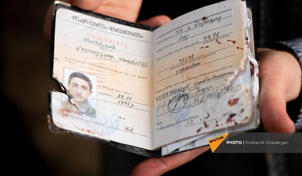 Порванное, в пятнах крови удостоверение потерявшего обе руки во время карабахской войны Вараздата Санеяна (17 января 2021). Цовагюх Порванное, в пятнах крови удостоверение потерявшего обе руки во время карабахской войны Вараздата Санеяна (17 января 2021). Цовагюх - Sputnik Армения