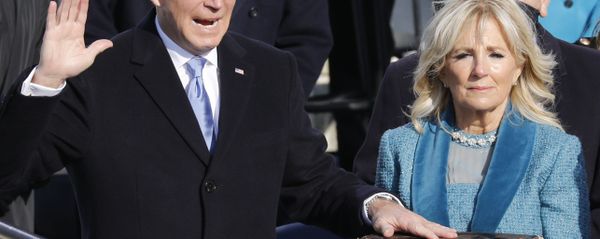 Избранный президент США Джозеф Байден с супругой Джилл Байден во время присяги - Sputnik Армения