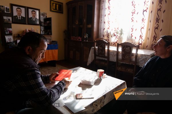 Артур и Аревик Геворкяны, родители погибших полицейских Геворка и Карена Артур и Аревик Геворкяны, родители погибших полицейских Геворка и Карена - Sputnik Армения