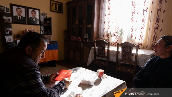 Артур и Аревик Геворкяны, родители погибших полицейских Геворка и Карена - Sputnik Армения
