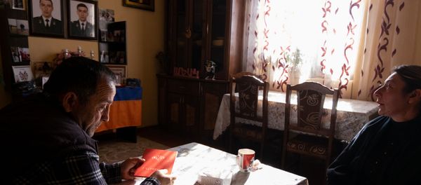 Артур и Аревик Геворкяны, родители погибших полицейских Геворка и Карена Артур и Аревик Геворкяны, родители погибших полицейских Геворка и Карена - Sputnik Արմենիա
