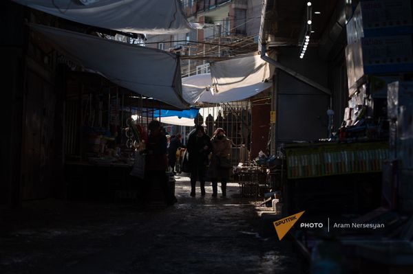 «Լաչինի միջանցքը» Վանաձորում, կամ շուկայում ամեն սանտիմետրի համար այլևս ոչ ոք չի պայքարում «Լաչինի միջանցքը» Վանաձորում, կամ շուկայում ամեն սանտիմետրի համար այլևս ոչ ոք չի պայքարում - Sputnik Արմենիա