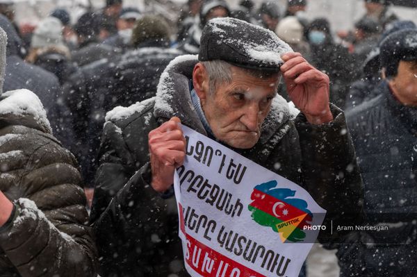Пожилой сторонник Роберта Кочаряна перед зданием суда, где проходит заседание по делу 1 марта (19 января 2021). Еревaн Пожилой сторонник Роберта Кочаряна перед зданием суда, где проходит заседание по делу 1 марта (19 января 2021). Еревaн - Sputnik Армения